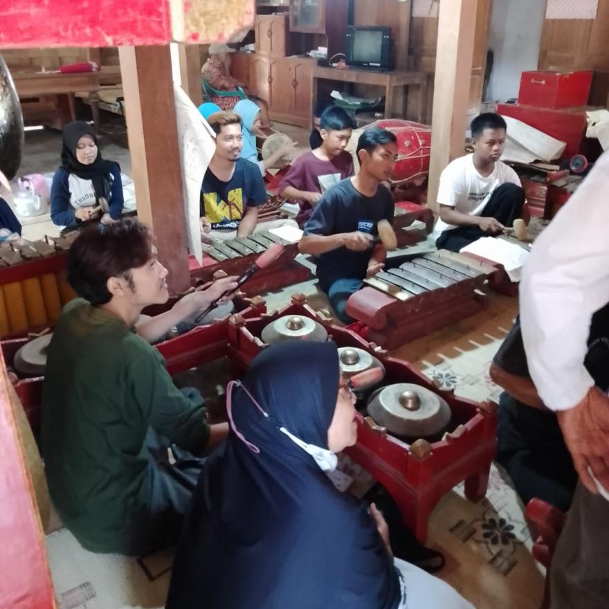 Karang Taruna Anjir Berlatih Karawitan Bersama Kelompok Ngudi Langgeng Budaya